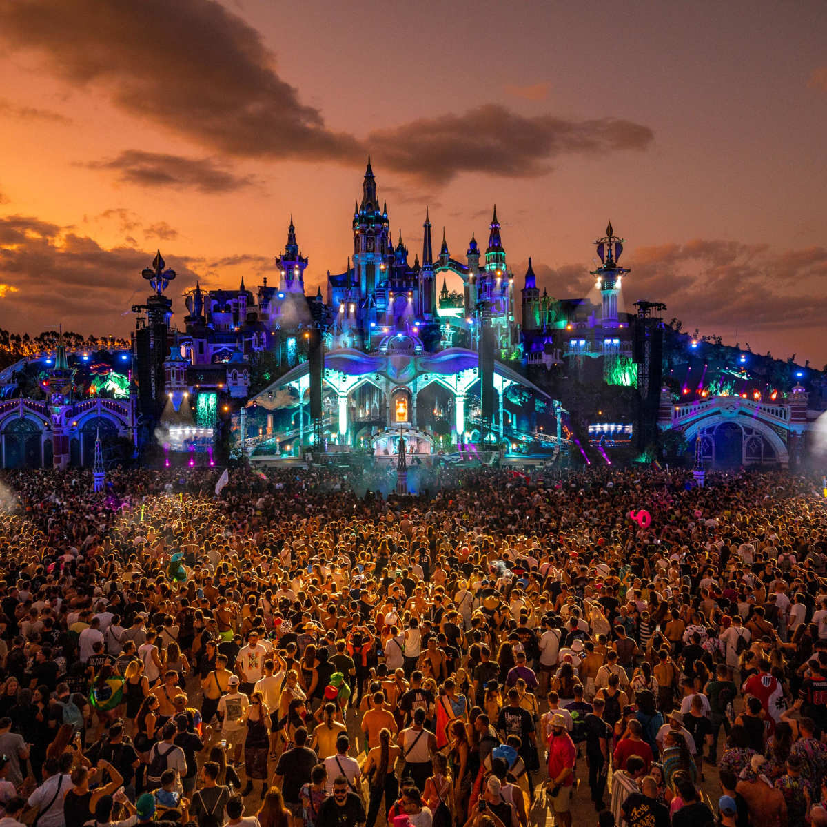 Tomorrowland revela el tráiler y line-up completo para su edición 2025 con más de 600 artistas repartidos en 16 escenarios.