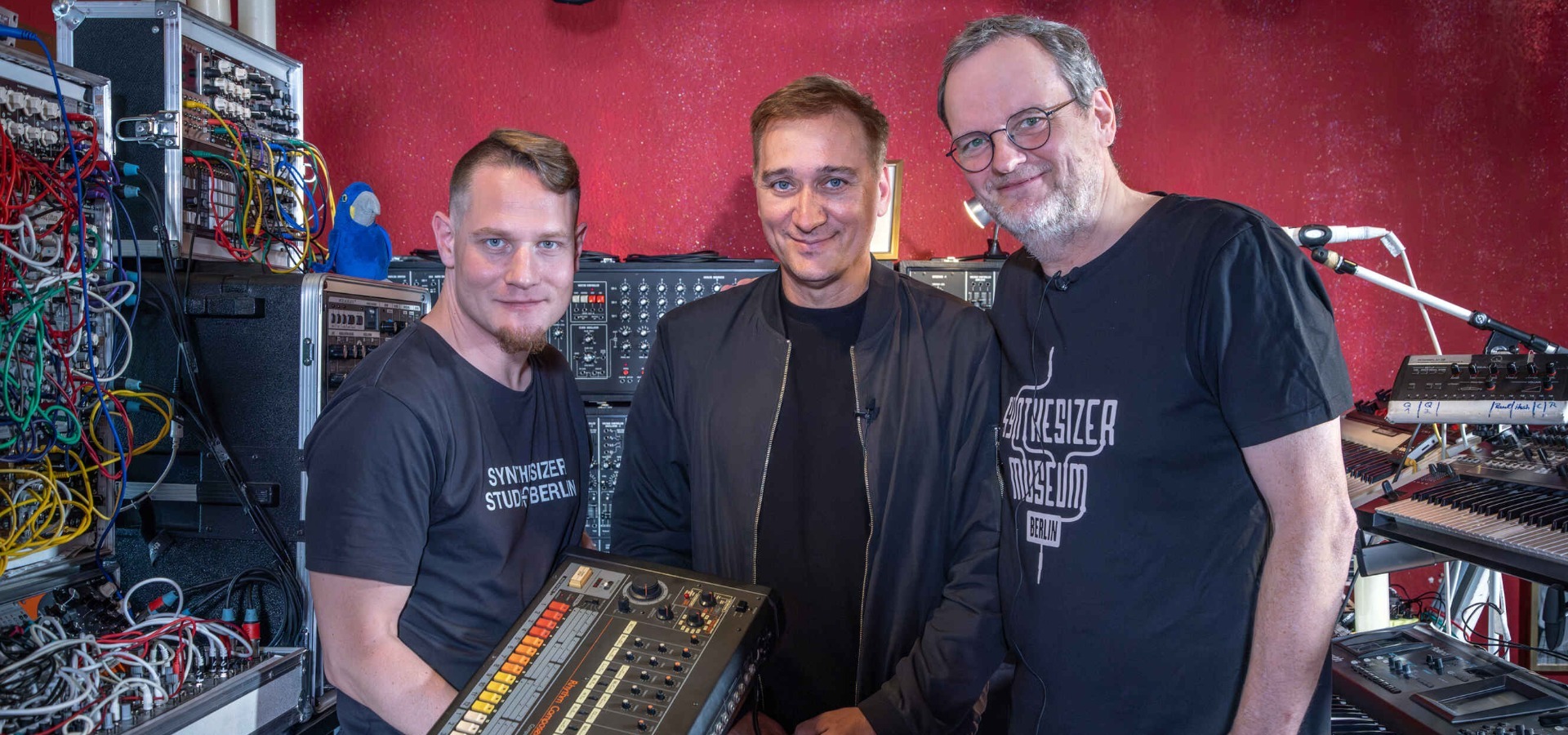 Paul van Dyk exhibe su Roland TR-808, con el que compuso ‘For An Angel’, en el Museo del Sintetizador de Berlín