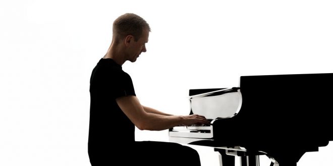 Armin van Buuren presenta su proyecto más personal con su primer álbum acústico, Piano